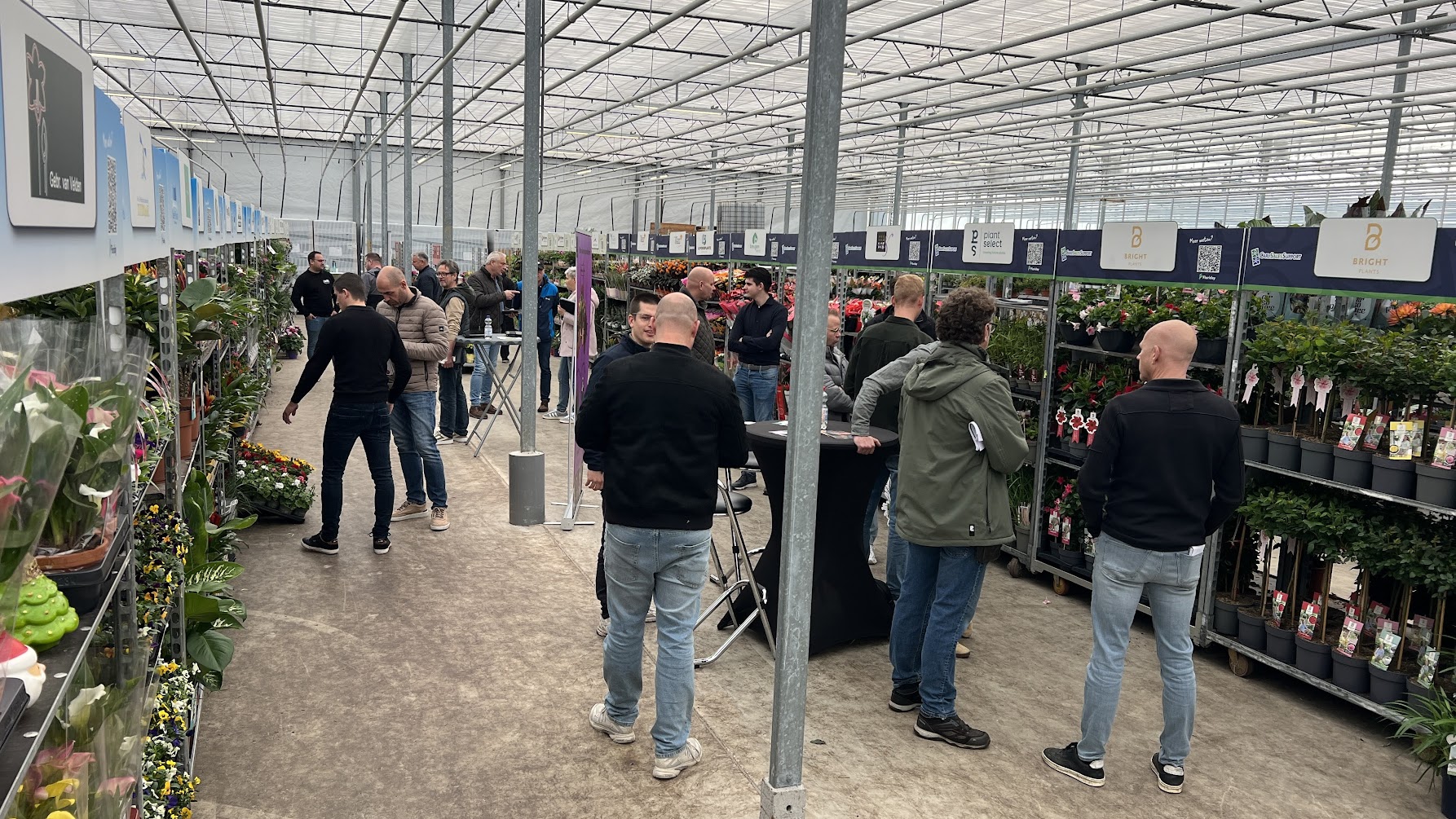 Impressie van de beurs - karren met planten